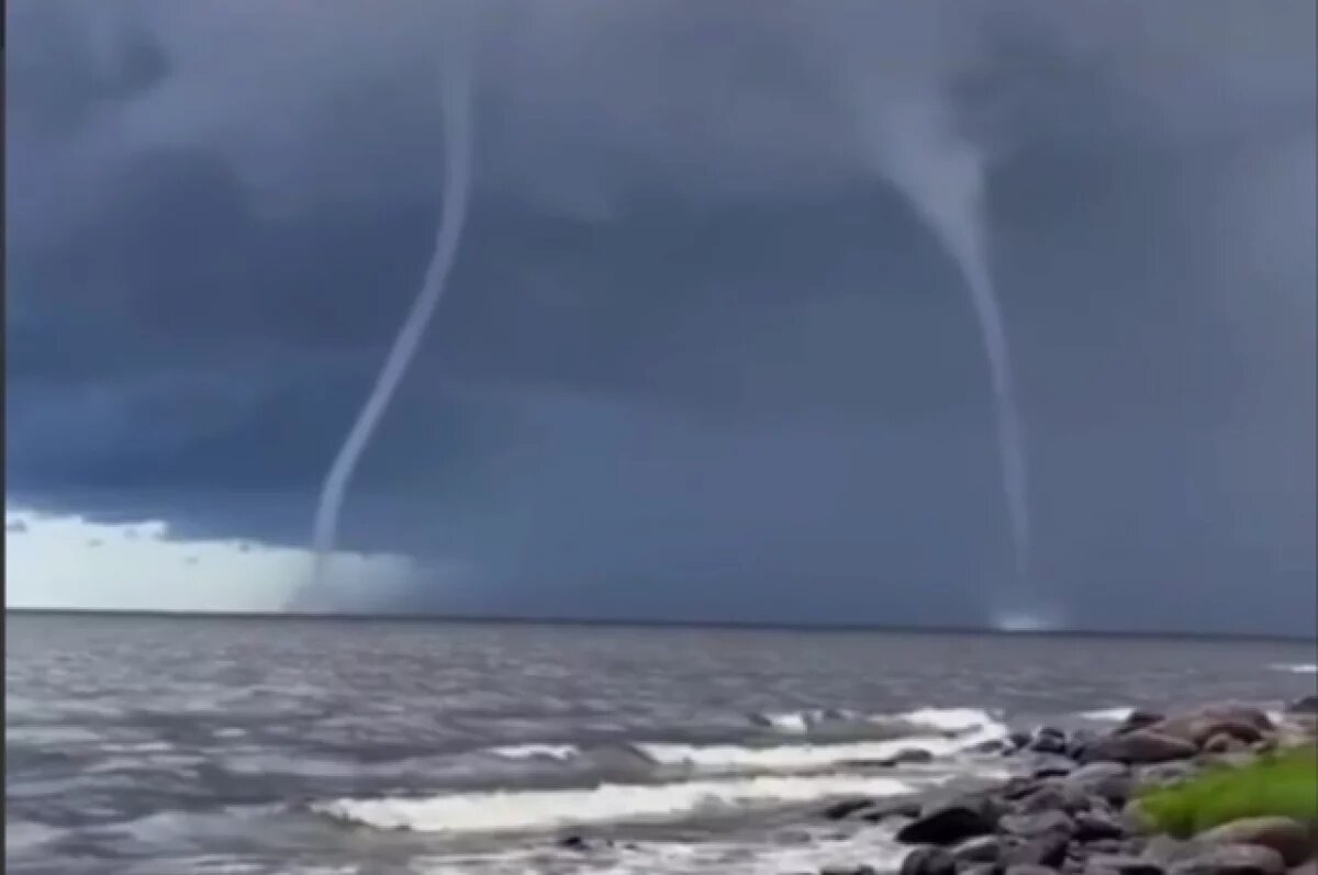    В Сети появились кадры трех смерчей над Ладожским озером