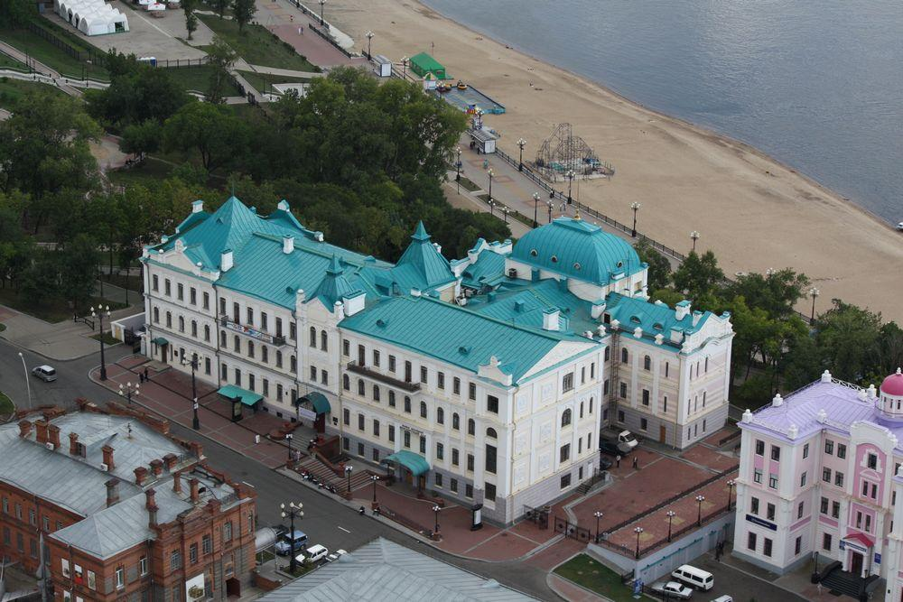 Здание художественного музея в Хабаровске. Фото с сайта https://wishescards.ru/dalnevostochnoe/xabarovsk/. Взято с Яндекс.Картинки