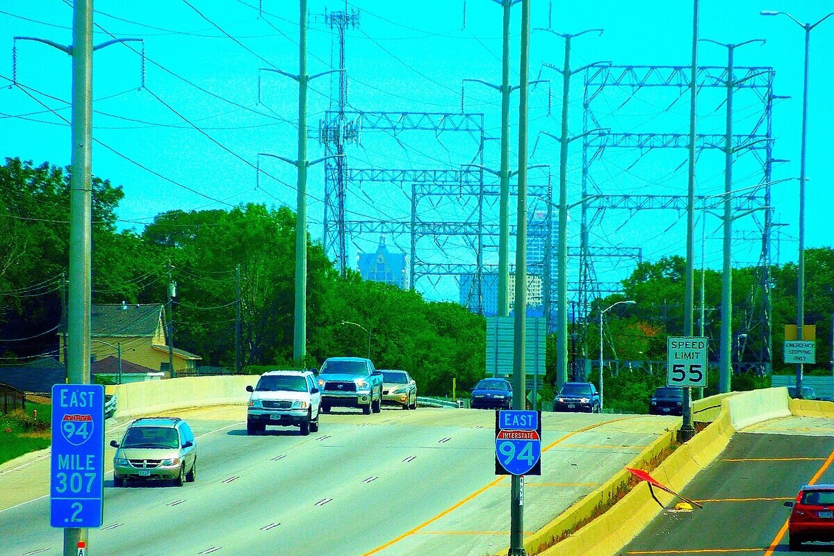     Безопасно ли ходить, ездить и плавать под ЛЭП: спрашивают многие, знают единицы