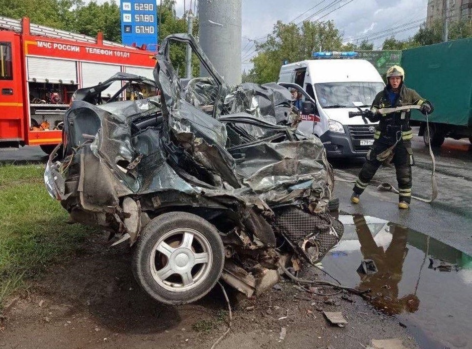    От удара машину буквально разорвало на две части