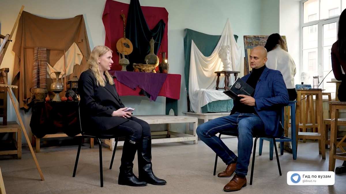 Интервью в Высшем художественно-техническом институте (ВХУТЕИН): слева – доцент кафедры дизайна и изобразительных искусств, Юхта Наталья Михайловна, справа – главный редактор СМИ «Гид по вузам», к.п.н., Роман Гетц.