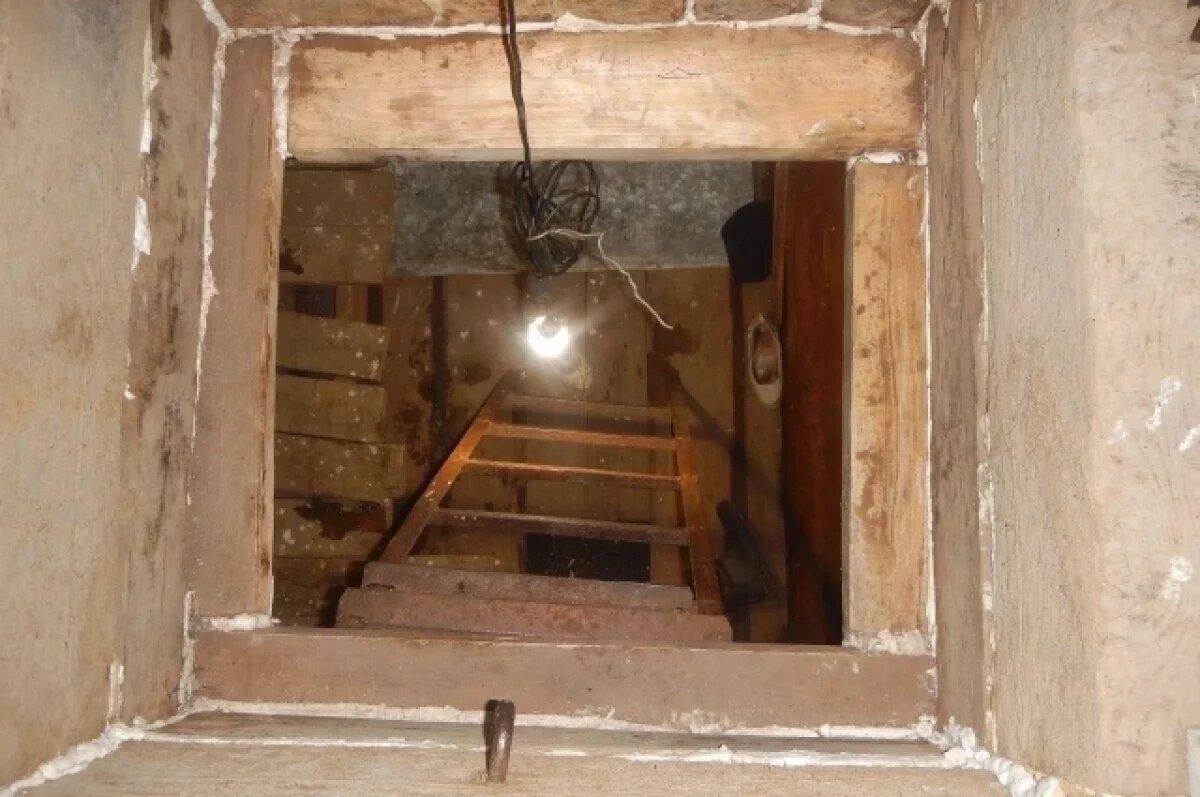    Три человека спустились по этой лестнице и погибли