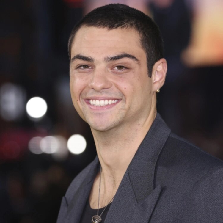 Ноа Сентинео на премьере фильма "Чёрный Адам"📷
