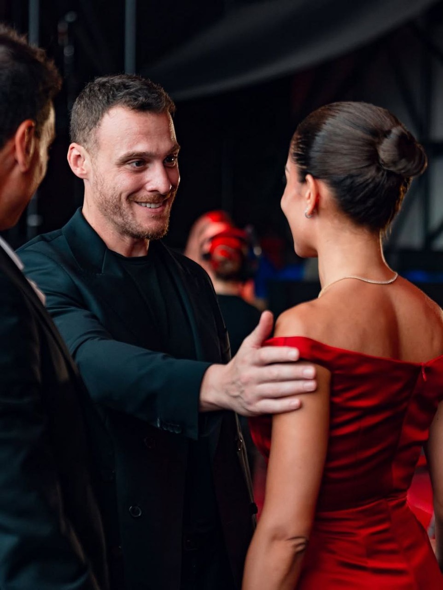 Керем Бюрсин и испанско-тунисская актриса Хиба Абук 