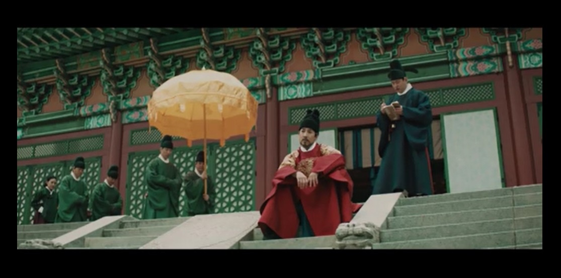 Посижу-ка я спокойно на ступенях, пока слуги с зонтом наперевес меня догоняют...