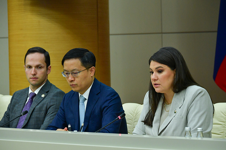    Талия Минуллина: «Бизнеса очень много, мы даже сейчас с трудом выбираем, кого пригласить на пленарное заседание, потому что каждая корпорация успешна в своей отрасли. Радует, что в этом году на форуме много площадок для общения».   
Фото: prav.tatarstan.ru