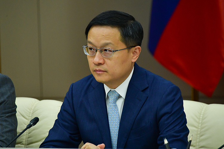    Дата открытия визового центра Китая в Казани остается неизвестной, и, видимо, к «РОСТКАМ» событие уже не приурочат. Как рассказал Сян Бо, сейчас все еще идет «техническая подготовка». Когда она будет завершена — он не уточнил.   
Фото:  prav.tatarstan.ru