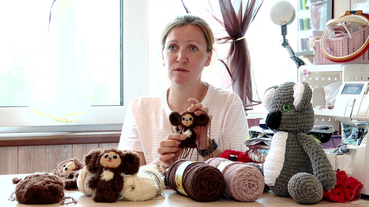 Тюменка вяжет Чебурашек бойцам СВО