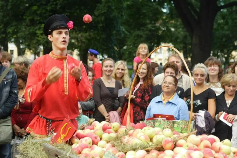 Яблочный спас- прааааазднуют 19 августа. Взято из свободного пользования.