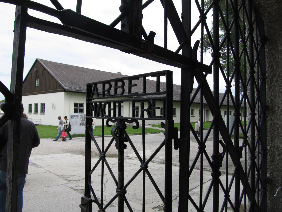 Надпись на воротах в лагерь: "Arbeit Macht Frei" , что в переводе озночает "труд особождает".