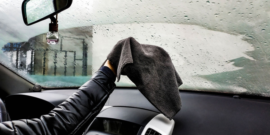 Жирная пленка на лобовом стекле исчезнет навсегда: старый дедовский способ, который вы точно не знали