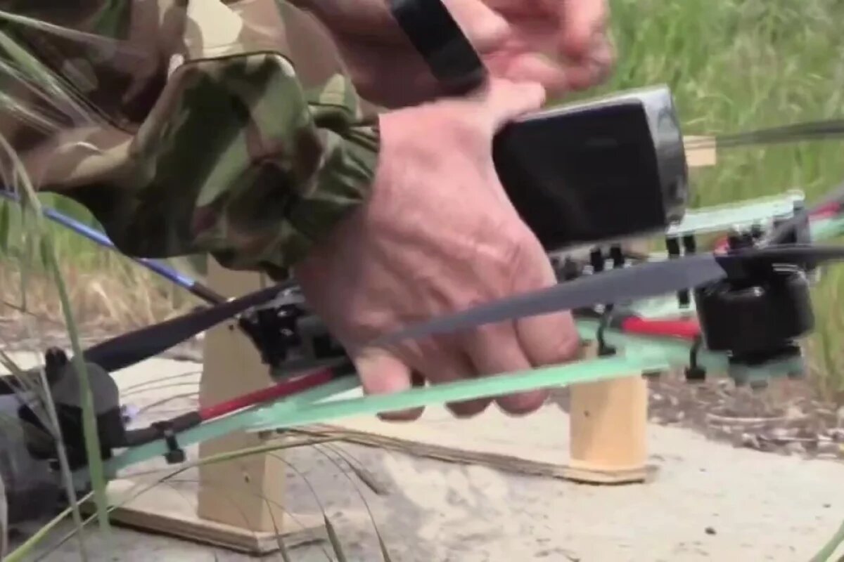    Расчёт FPV-дрона ВС РФ ликвидировал узел связи ВСУ в районе Константиновки