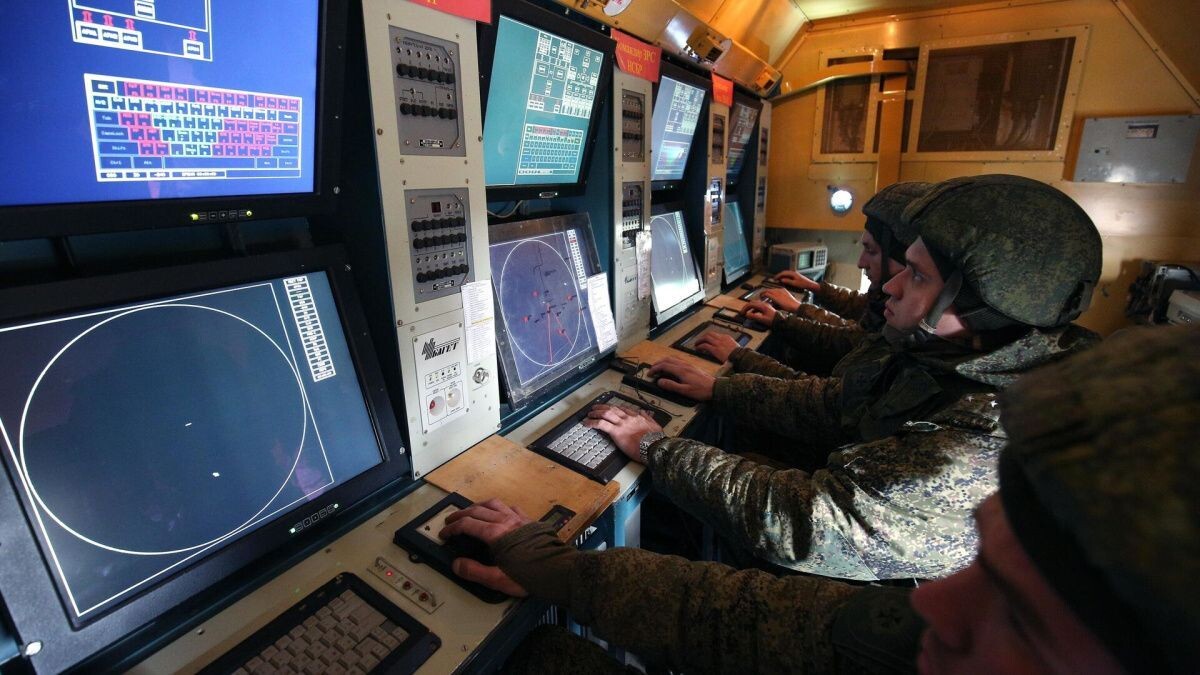     Командный пункт в составе зенитной ракетной системы. Источник: © РИА Новости Автор фото: Виталий Тимкив