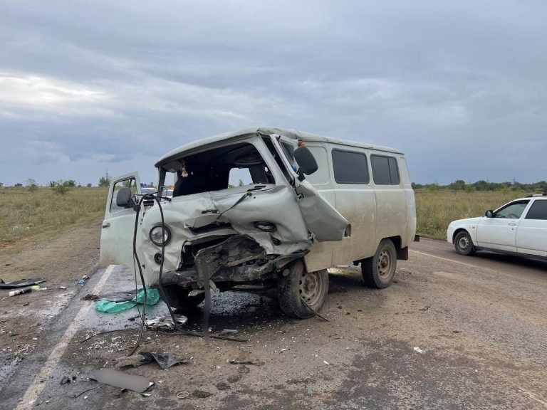    Два человека погибли под Оренбургом при столкновении «Опеля» и «буханки» Оренбуржье