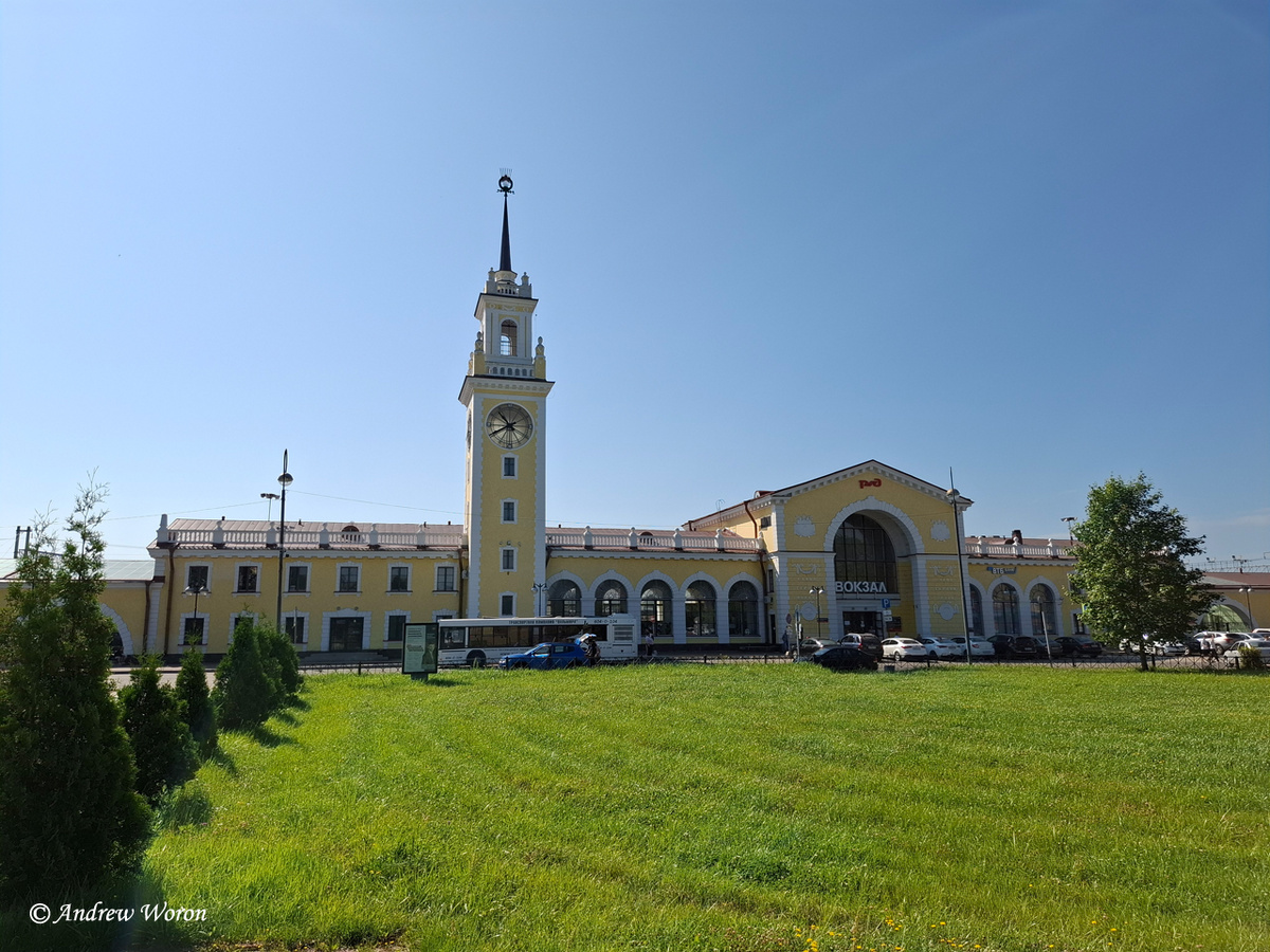 Вид на вокзал с привокзальной площади