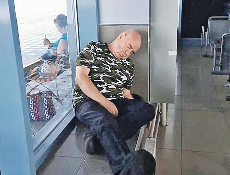 В спящем на вокзале бездомном одна из пассажирок узнала популярного актера. Таким Магдьяш стал всего через пару лет после звездной роли. Фото: vk.com