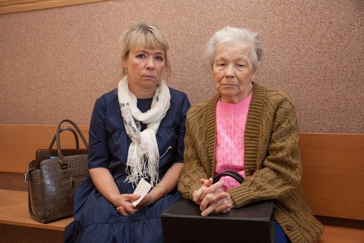 Сестра погибшей Татьяна с мамой. Фото: Николай ОБЕРЕМЧЕНКО