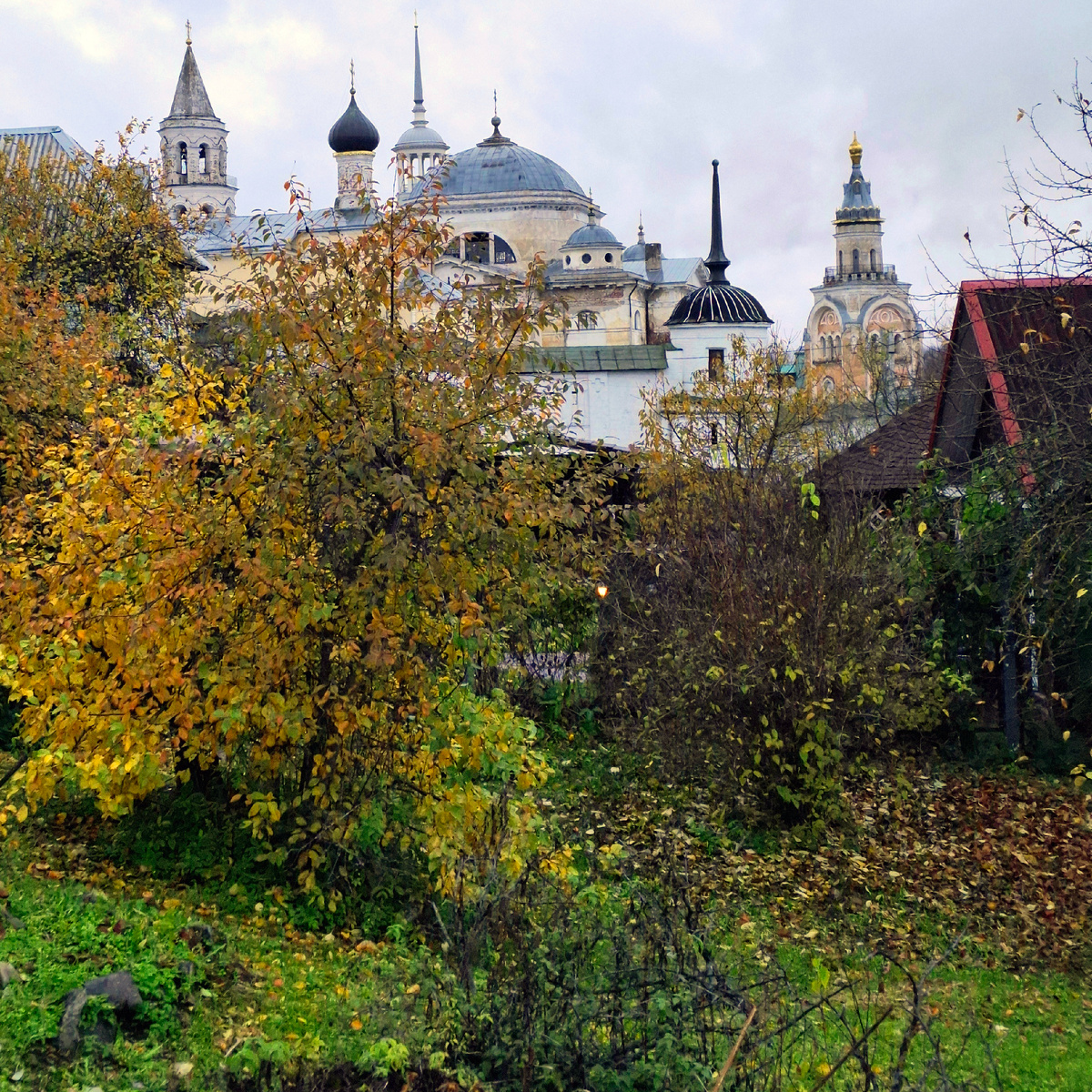 «Толпятся, ждут внимания властей». Борисоглебский монастырь в Торжке. Фото автора.