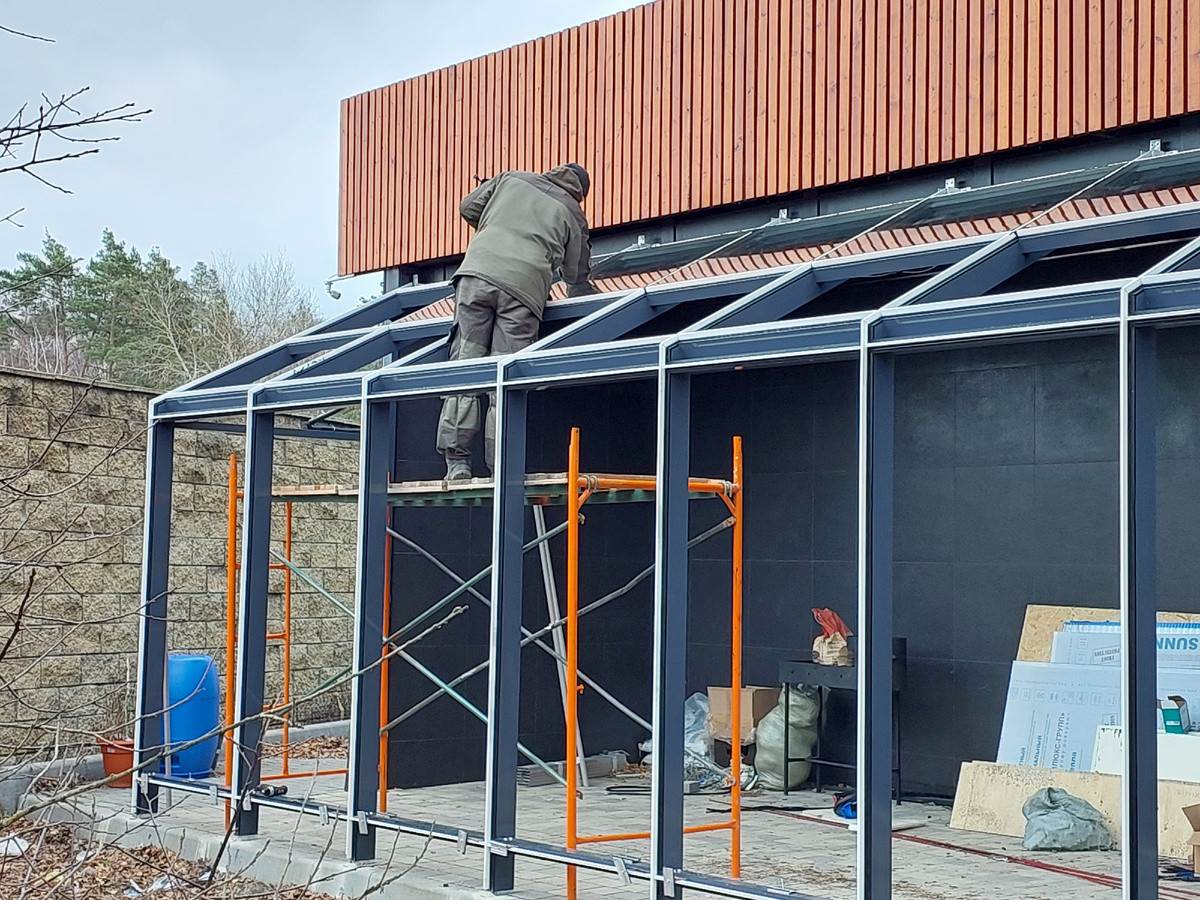 Специалисты по монтажу компании "Ваши Окна" на объекте.