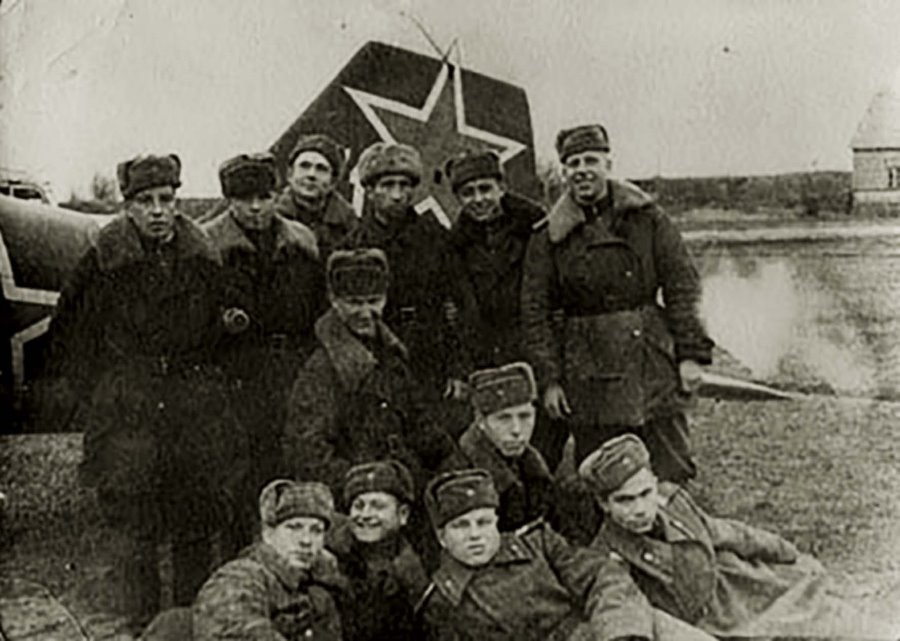 Воздушный стрелок и техники 3-й эскадрильи 766-го штурмового авиаполка.