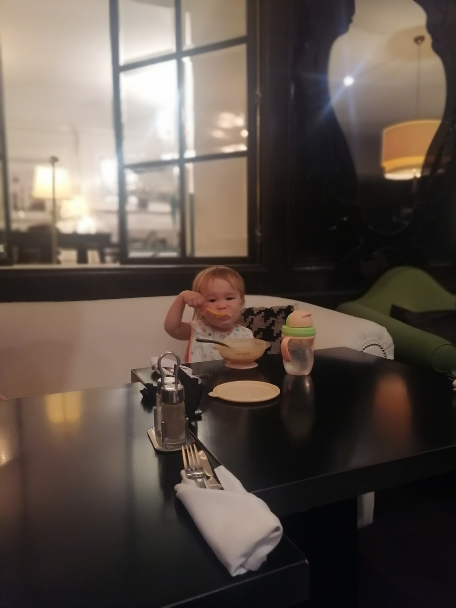 Маленькая деловуха завтракает в ресторане отеля