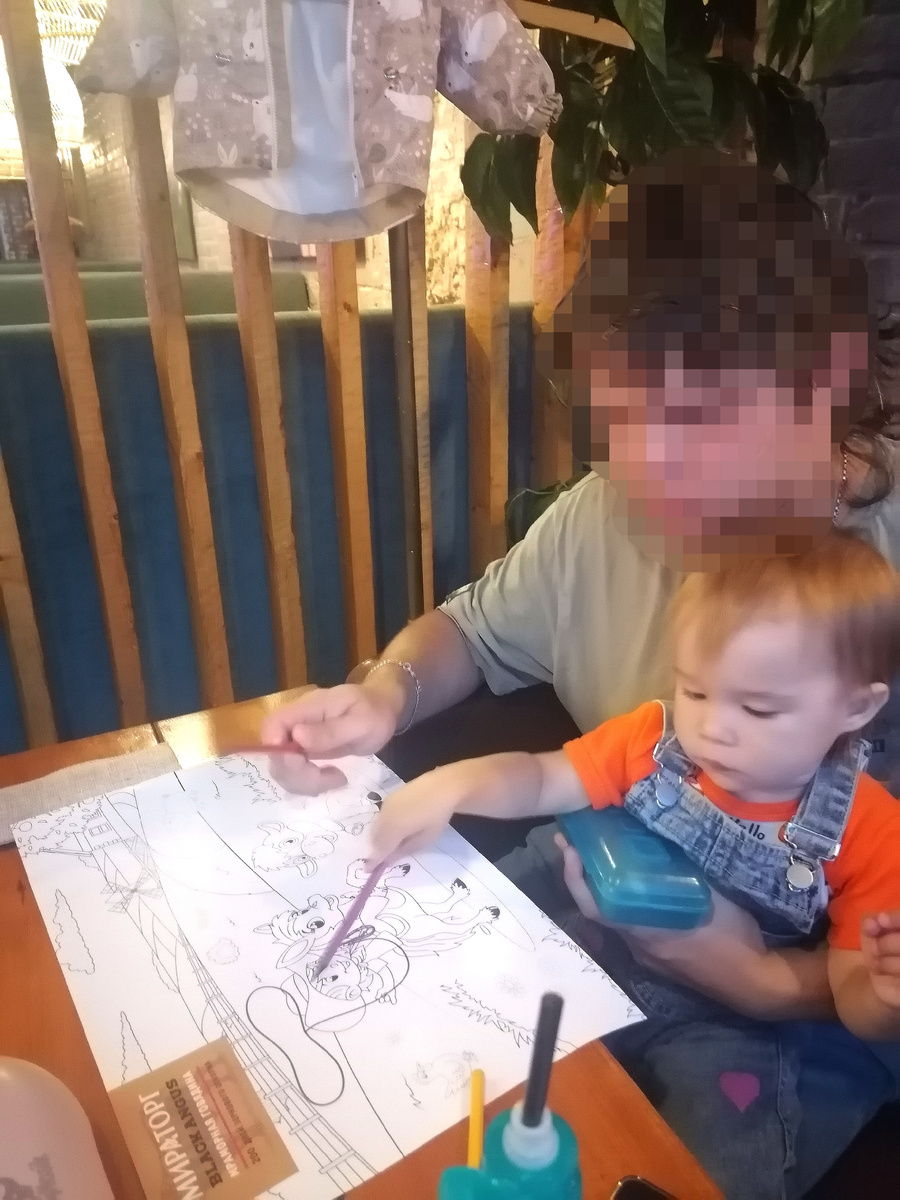 Разрешения мужа на публикацию его я не спрашивала, если что. Это в гринвиче после ужина - дочке принесли порисовать 