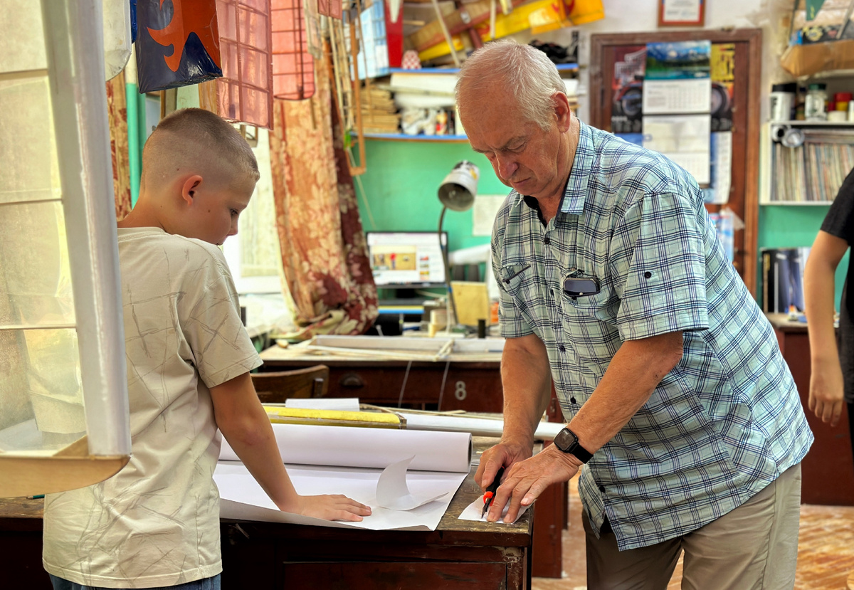 Здесь тоже сначала - «семь раз отмерь». Сергей Лукашов - вместе с воспитанником Алексеем Михайленко. Фото: Д. Ивина.