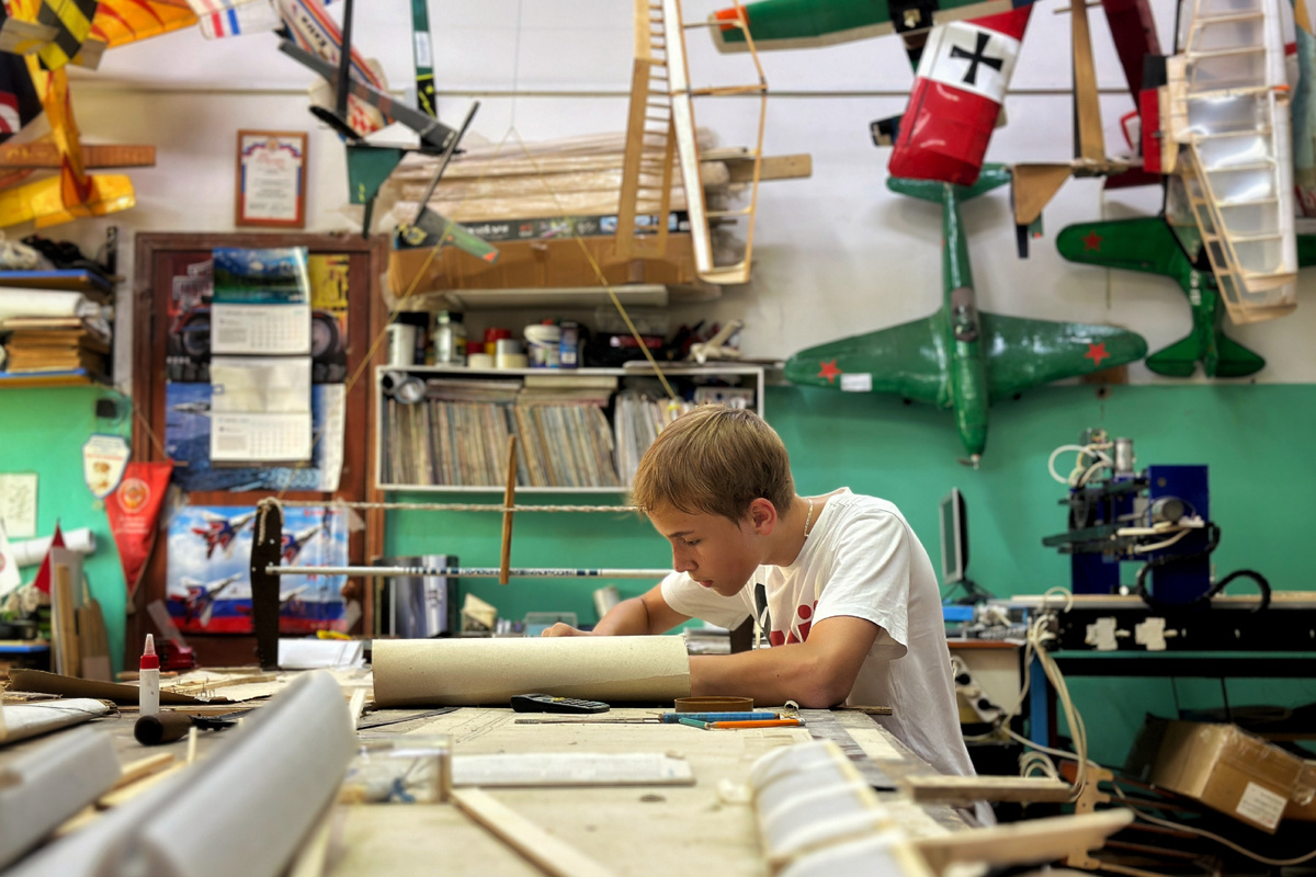 Глядя на 13-летнего Петра Поликутко, удивляешься, как активный парень может так быть сосредоточен на авиамоделировании. Фото: Д. Ивина.