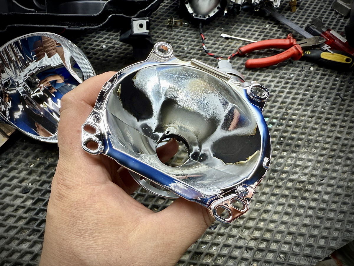 Выгоревший отражатель линзы Nissan X-Trail T31