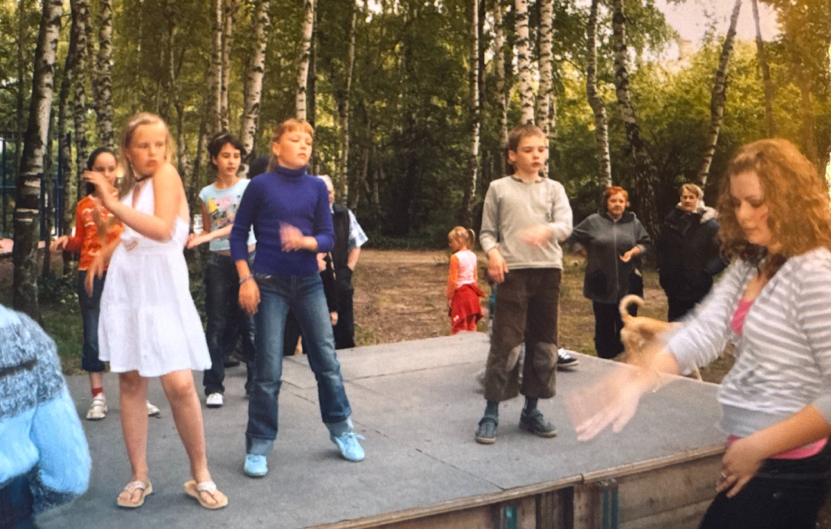 Кристина - в фиолетовой водолазке, Дмитрий справа.