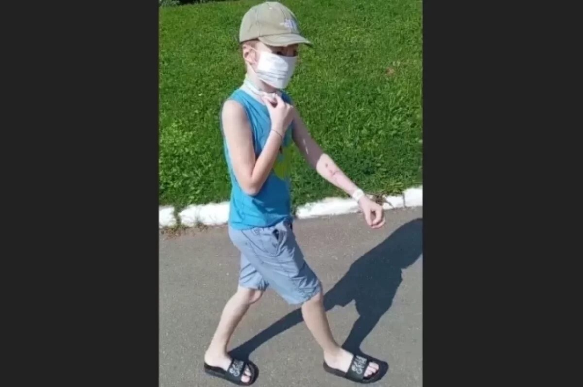    Валя Королев с повязкой на лице гуляет на улице с папой.