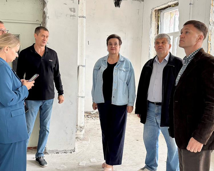     В Фатежском районе ремонтируют дом социального обслуживания