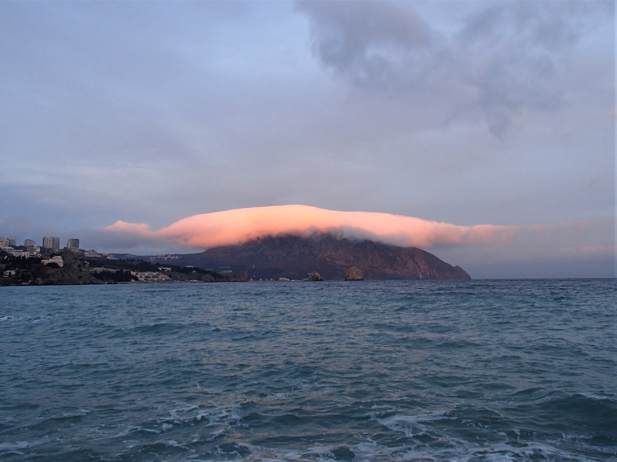 Лентикулярное облако над Аю-Дагом