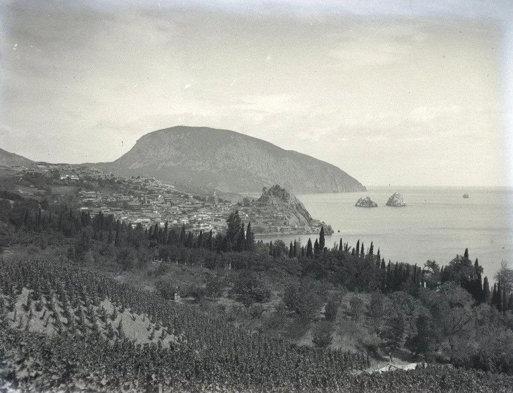Вид на Аю-Даг и Гурзуф. Фото конца XIX - начала XX в.
