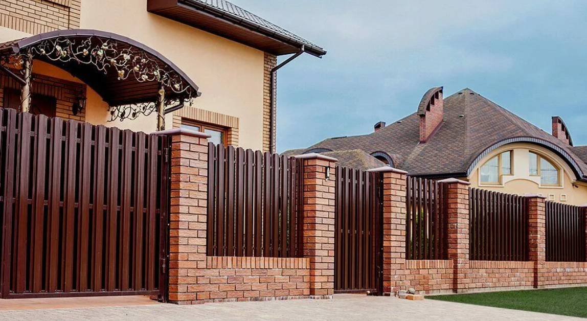 Откатные ворота с кирпичным забором