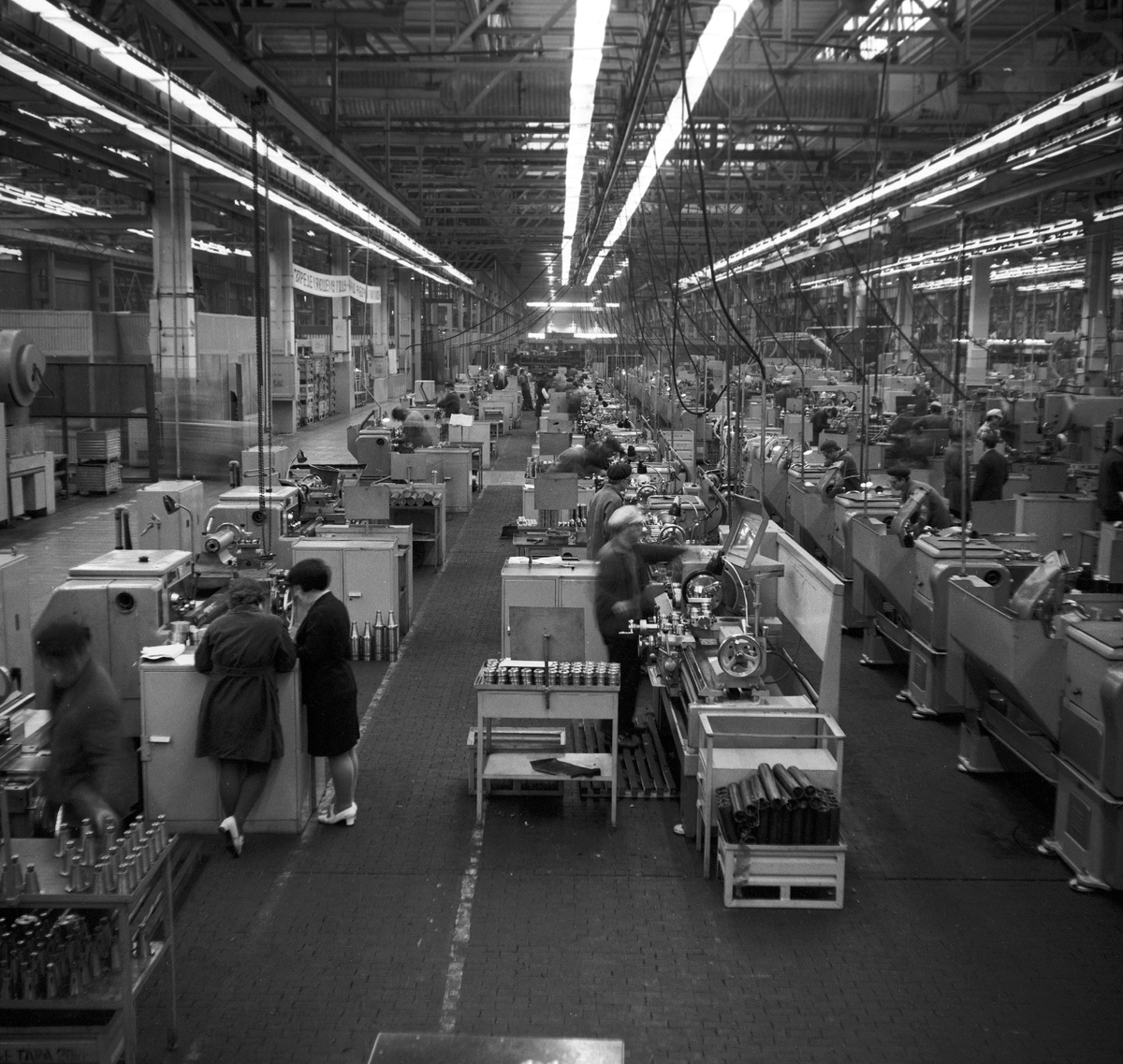 Один из цехов ремонтно-инструментального завода.