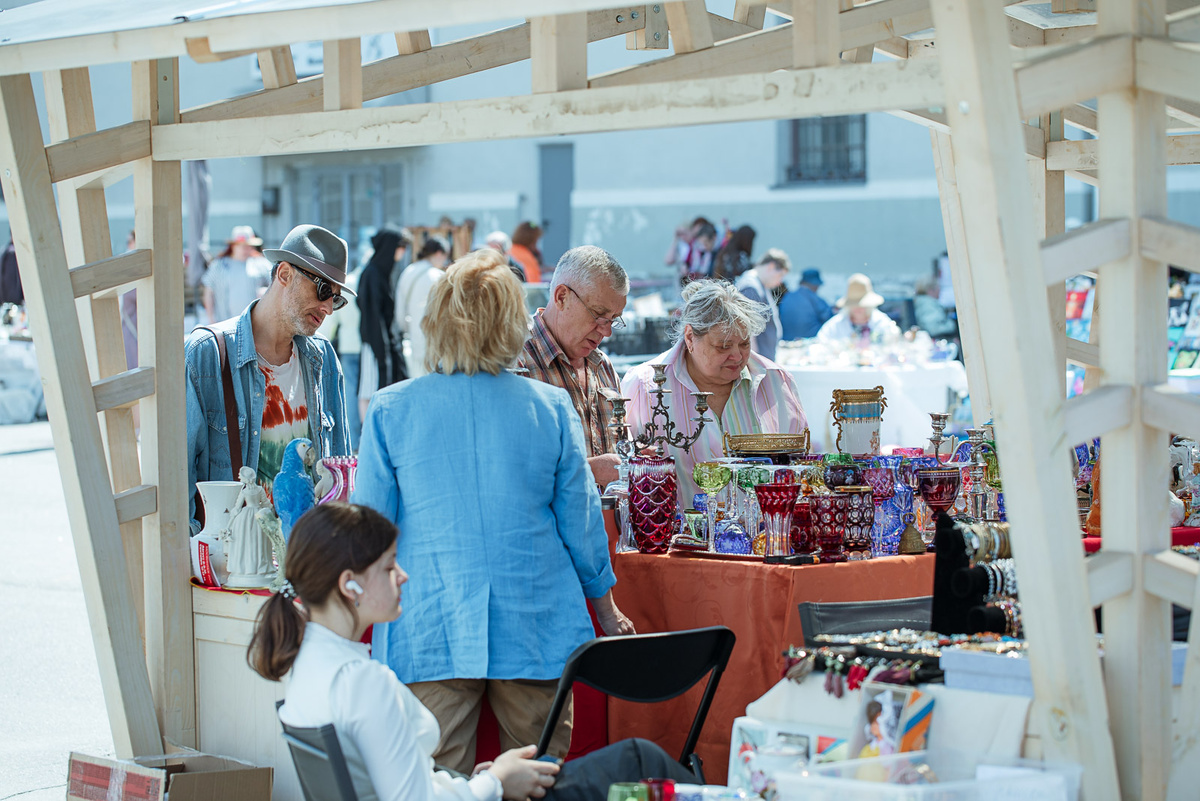 Около 50 участников с самыми разными товарами прошлого века 