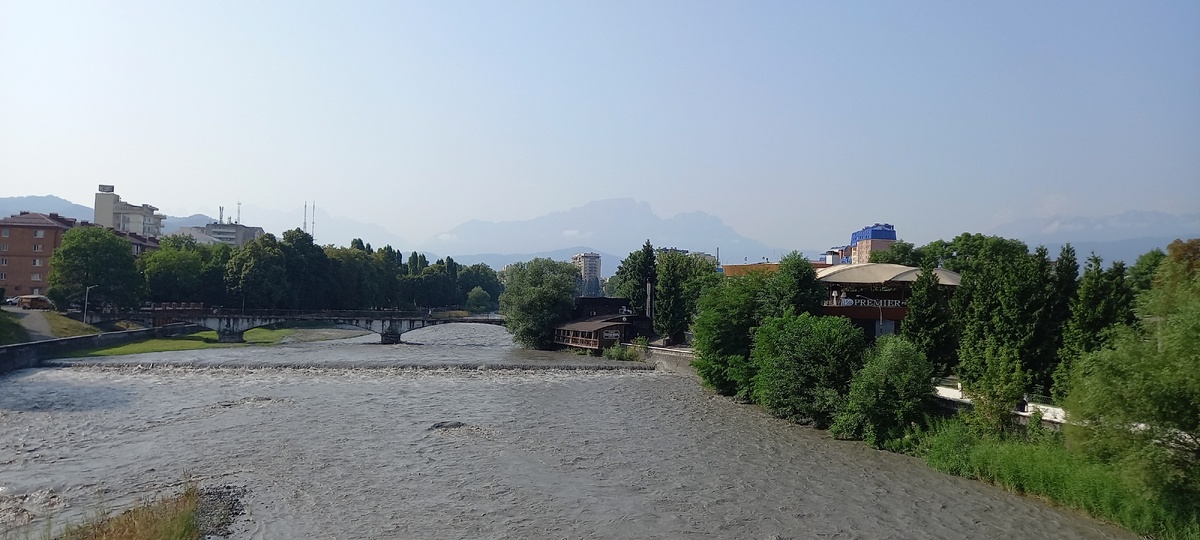 река Терек и гора Столовая над ней