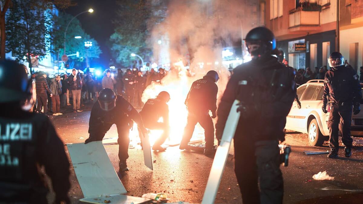 Беспорядки на Солнечной аллее в Берлине: пропалестинские экстремисты возводят баррикады, устраивают поджоги и нападают на полицейских. ©AdoraPress/M. Golejewski