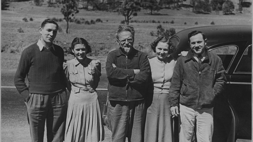 Троцкий с семьёй