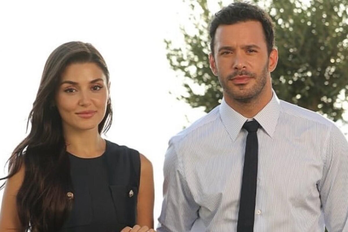    Ханде Эрчел и Барыш Ардуч на съемках сериала «Королева слез» соцсети / @atvturkiye