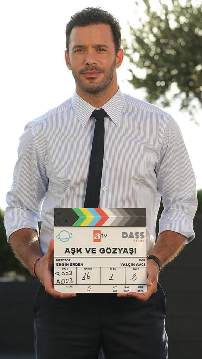    Барыш Ардуч на съемках сериала «Королева слез» соцсети / @atvturkiye