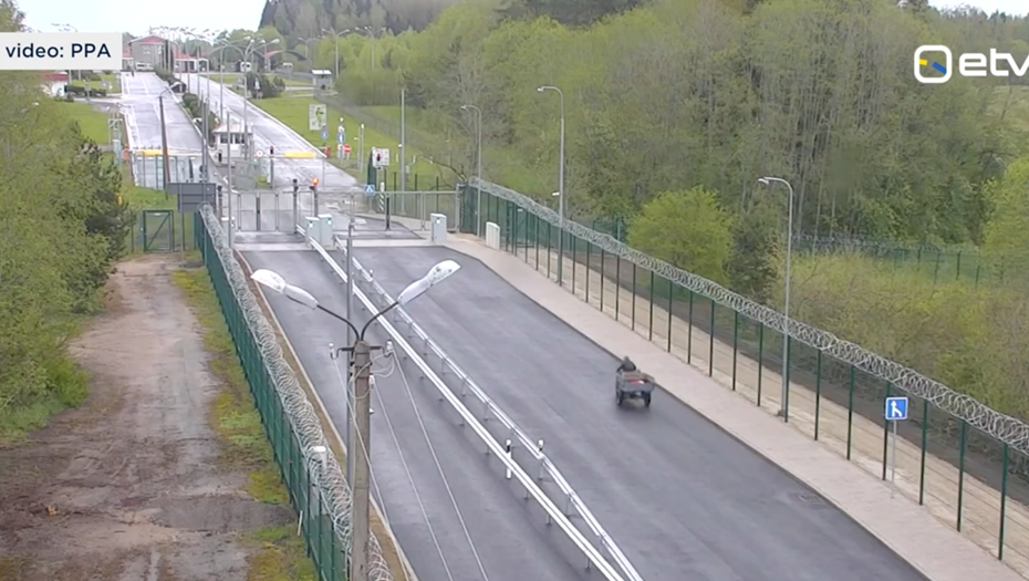    Нарушитель на мотороллере у границы Эстонии с РФ. Снимок с видео. Автор фото: ETV/Департамент полиции и погранохраны Эстонии (PPA)