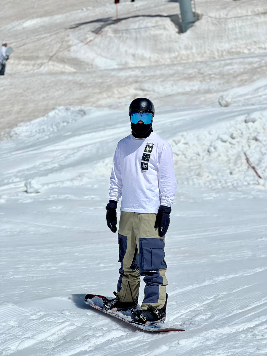 Сноубордист в горах 