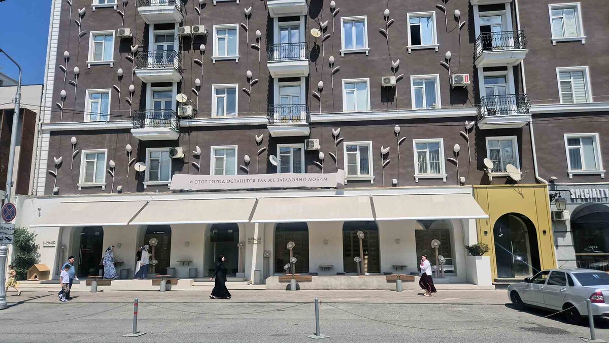 Это могла бы быть обычная советская пятиэтажка, каких множество по всей России, но ее превратили в дом, который хочется фотографировать. Листайте галерею, чтобы увидеть ещё фото