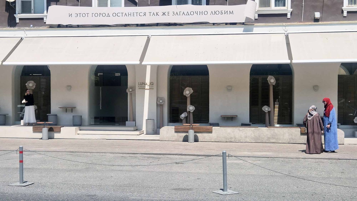 Перед зданием оборудовали места для отдыха. Теперь это удобное место. Чтобы назначить встречи