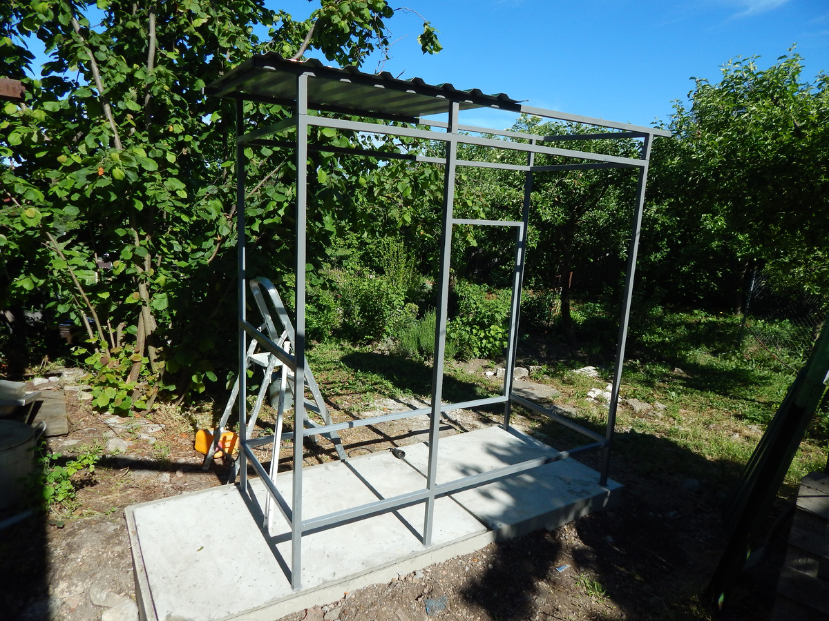 Каркас сварен, покрашен и залит бетоном.