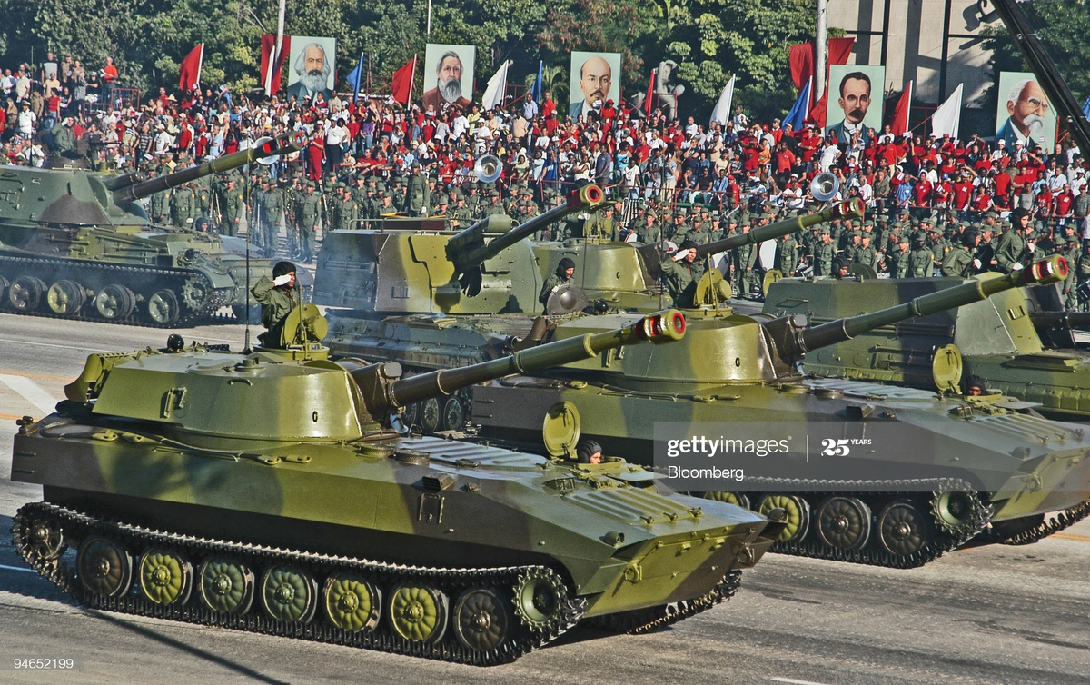 Советские САУ 2С1 «Гвоздика» и 2С3 «Акация» вместе с кубинскими эрзац-САУ на параде