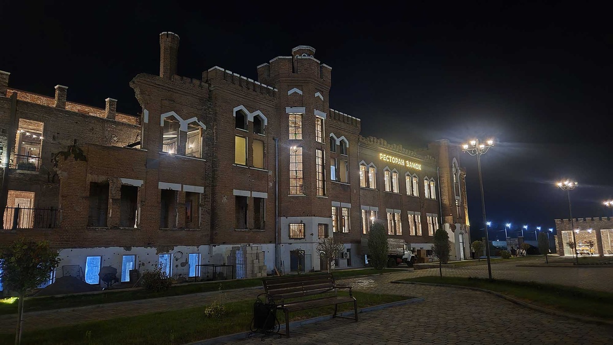 Английский замок появился в Грозном в 20 годах 20 века, когда иностранные специалисты работали на местных нефтяных промыслах