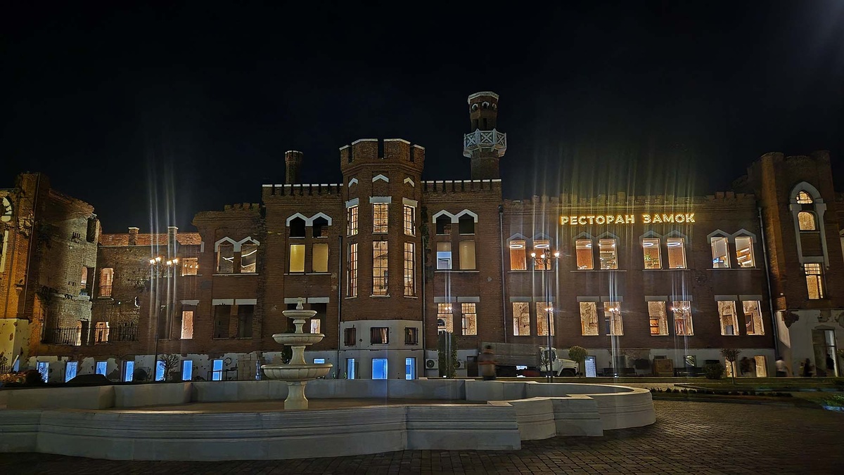 Замок был построен по заказу компании Shell. Она была крупнейшим нефтедобытчиком грозненской нефти